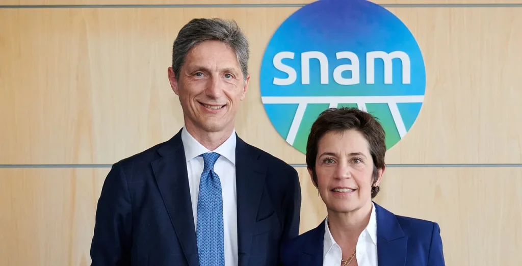 L'amministratore delegato di Snam, Stefano Venier, e la presidente, Monica De Virgiliis, in un'immagine davanti al logo della società