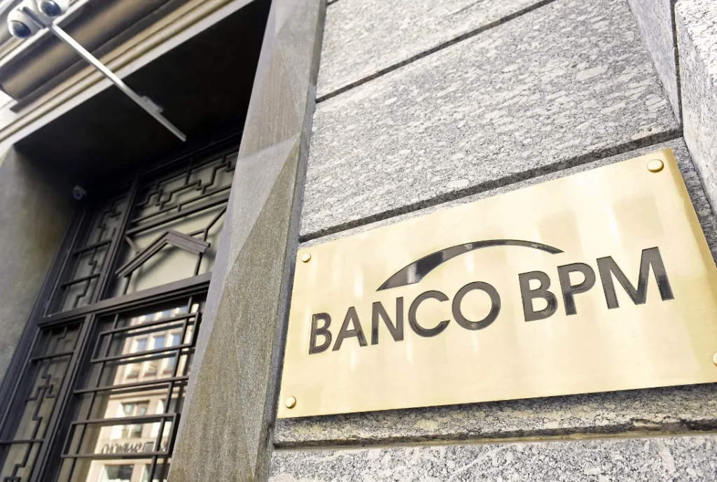 All'ingresso della sede principale di Banco BPM, a Milano, un'insegna riporta il logo della società, con il nome in lettere maiuscole.