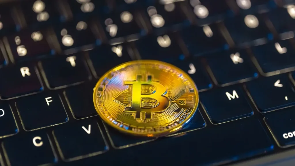 Una persona inserisce token di Bicoin in una tastiera