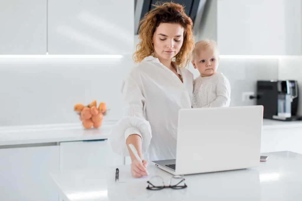 mamma lavoratrice con bambino in braccio