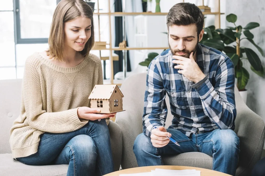 ragazzi che acquistano una casa e valutano la Caparra confirmatoria
