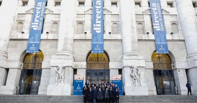 Il giorno della quotazione di Directa Sim a Piazza Affari, tre striscioni con il nome della società pendevano dalle finestre di Piazza Affari