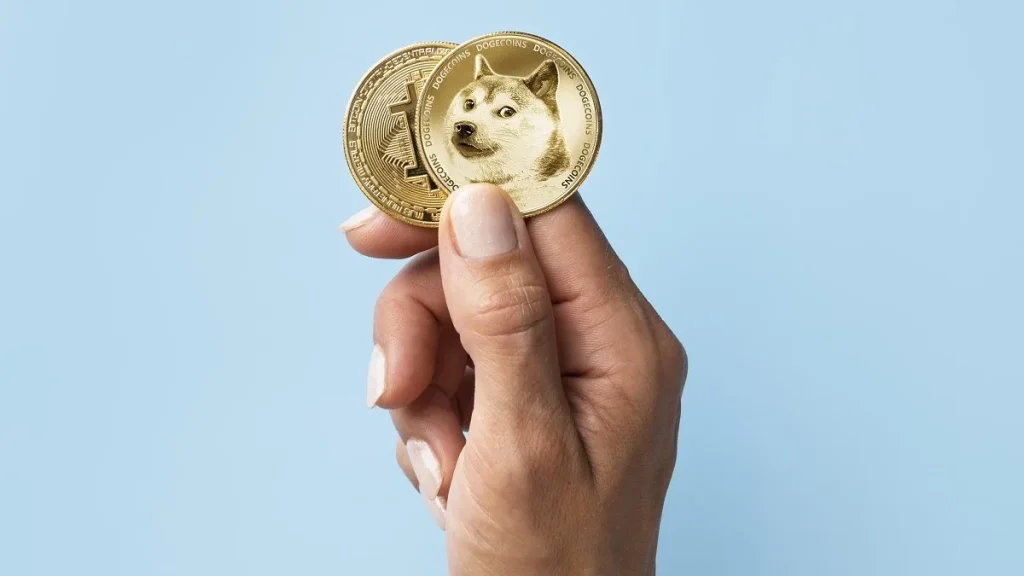 Una persona tiene in mano dei Dogecoin