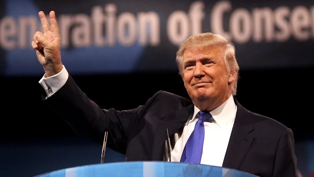 Donald Trump sale alla Casa Bianca, 100 ordini esecutivi in arrivo