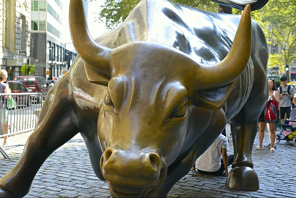 La statua di bronzo del toro, emblema di Wall Street, davanti alla Borsa USA