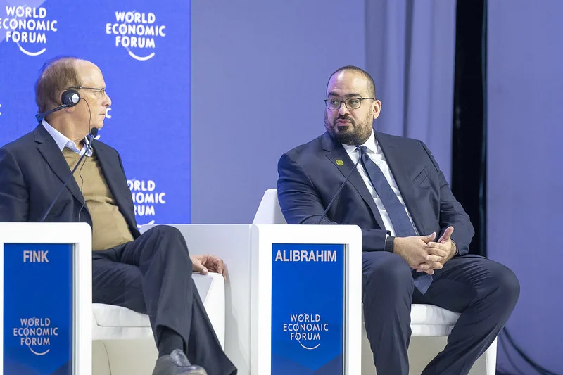 Larry Fink, amministratore delegato di BlackRock e Faisal F. Alibrahim, ministro dell'economia e della pianificazione dell'Arabia Saudita durante una discussione sul palco del Wef 2025.