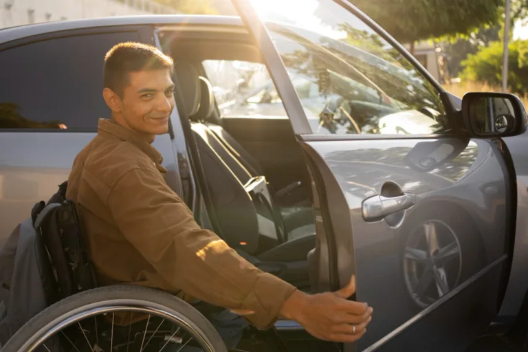 disabile che sale in auto