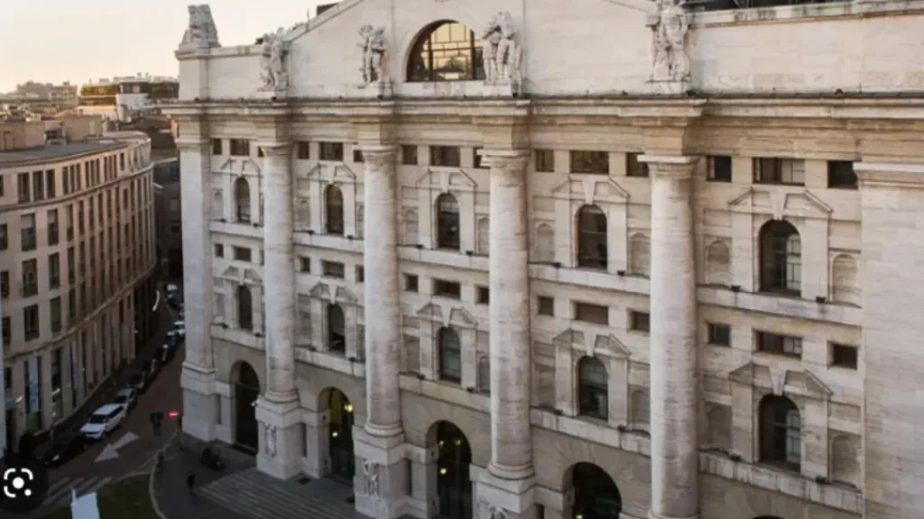 Vista del Palazzo Mezzanotte, sede storica di Borsa Italiana a Milano, ora parte di Euronext.