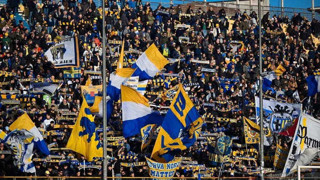 La curva Nord dei tifosi del Parma al Tardini