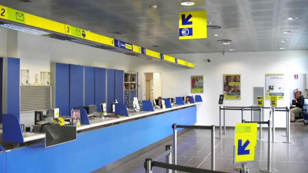 L'interno di un ufficio postale