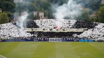 La curva Ferrovia dei tifosi dello Spezia al Picco