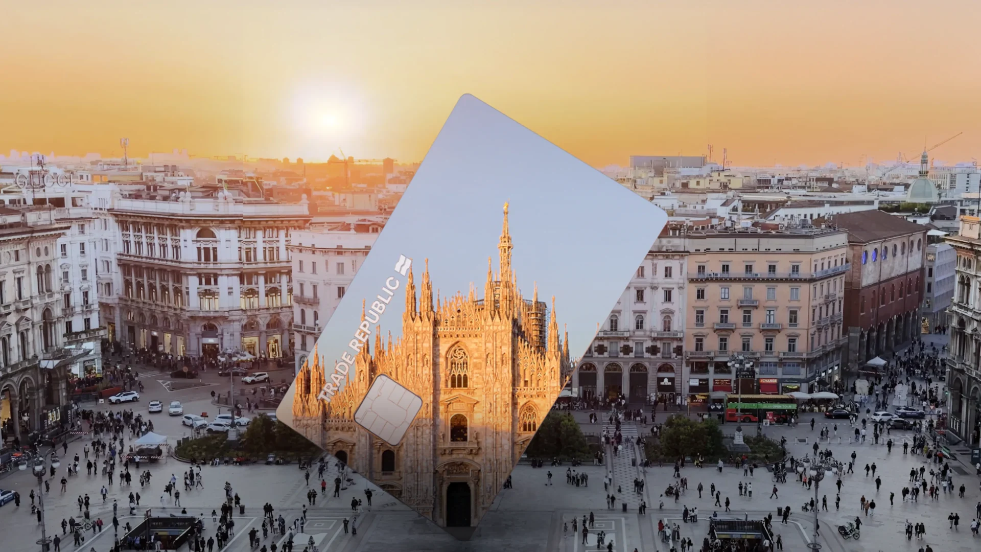 Pubblicità di Trade Republic con carta di pagamento sovrapposta al Duomo di Milano al tramonto, simbolo di investimento e finanza digitale in Italia.