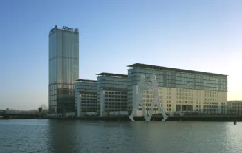 Il quartier generale di Allianz a Berlino, sul fiume che attraversa la città