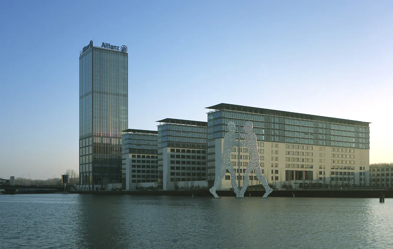"Treptowers, il quartier generale di Allianz a Berlino con la scultura Molecule Man sul fiume Sprea al tramonto."