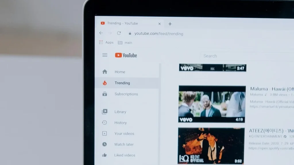 Un utente usa YouTube al computer