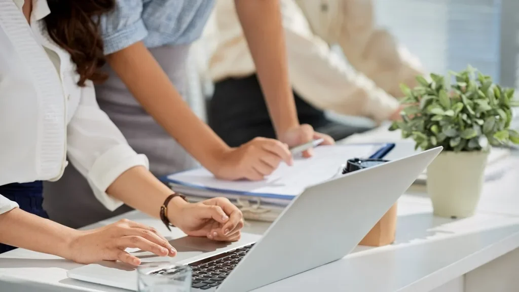 Due professioniste lavorano insieme in ufficio