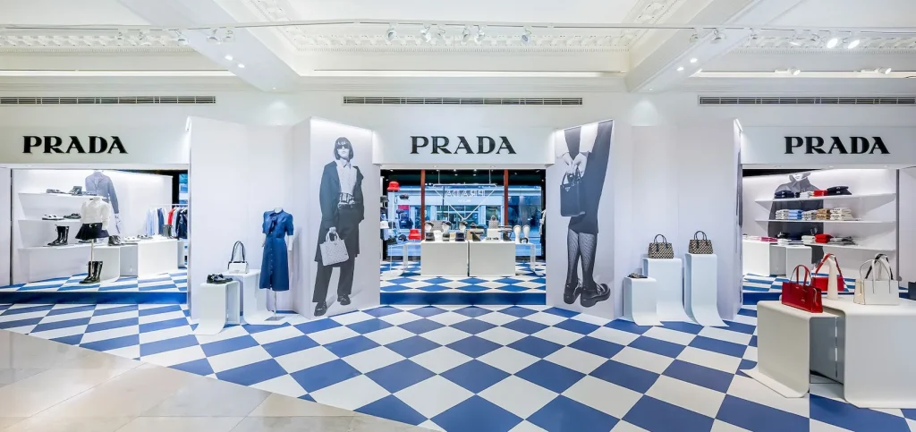 Prada mette le mani su Versace, nascerà un polo del lusso?