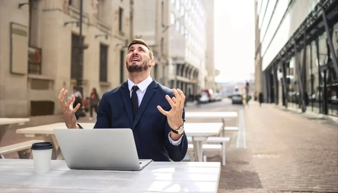 Terremoto a Wall Street, la start-up AI DeepSeek semina il panico