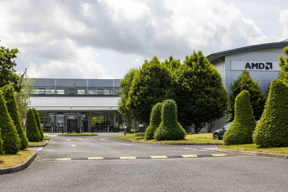 Il campus irlandese si Amf. Sullo sfondo un palazzo basso, a un piano, davanti al quale sono visibili una strada e diversi alberi e siepi