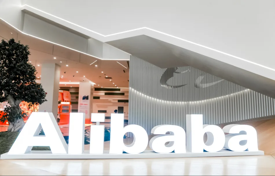 La hall di ingresso di uno dei campus di Alibaba, con una scritta a caratteri cubitali che riporta il nome della società.