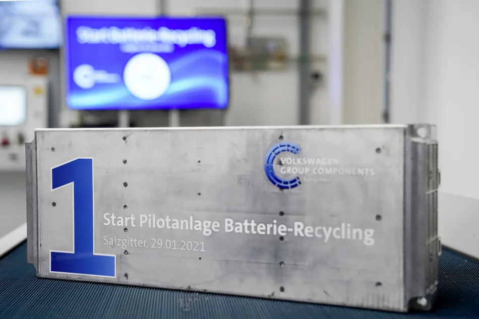 Impianto pilota Volkswagen per il riciclo delle batterie a Salzgitter, con segnaletica e logo dell’azienda.