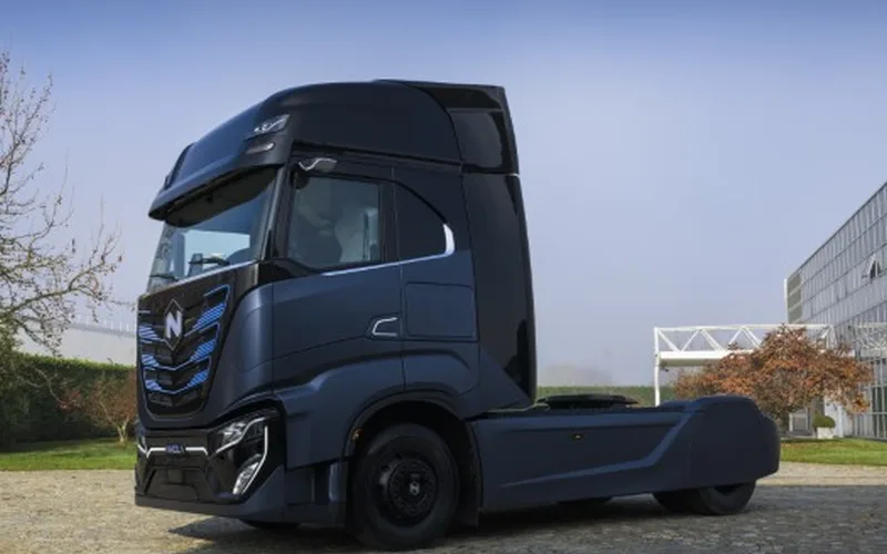 Nicola, la motrice per autotrasporto elettrica di Iveco, all'esterno della sede del gruppo