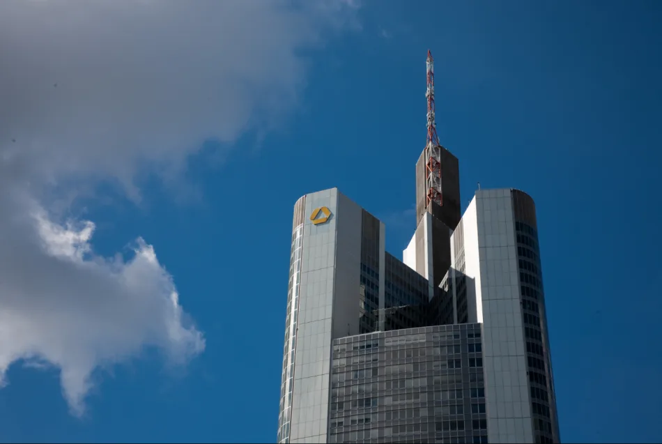 Un'inquadratura della parte alta del grattacielo dove ha sede Commerzbank, sullo sfondo di un cielo azzurro con poche nunvole