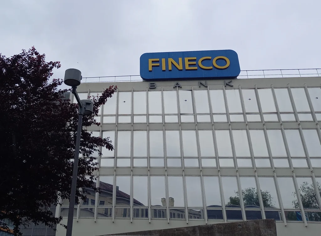 La vetrata del palazzo della sede di Fineco a Milano. In cima il logo della società