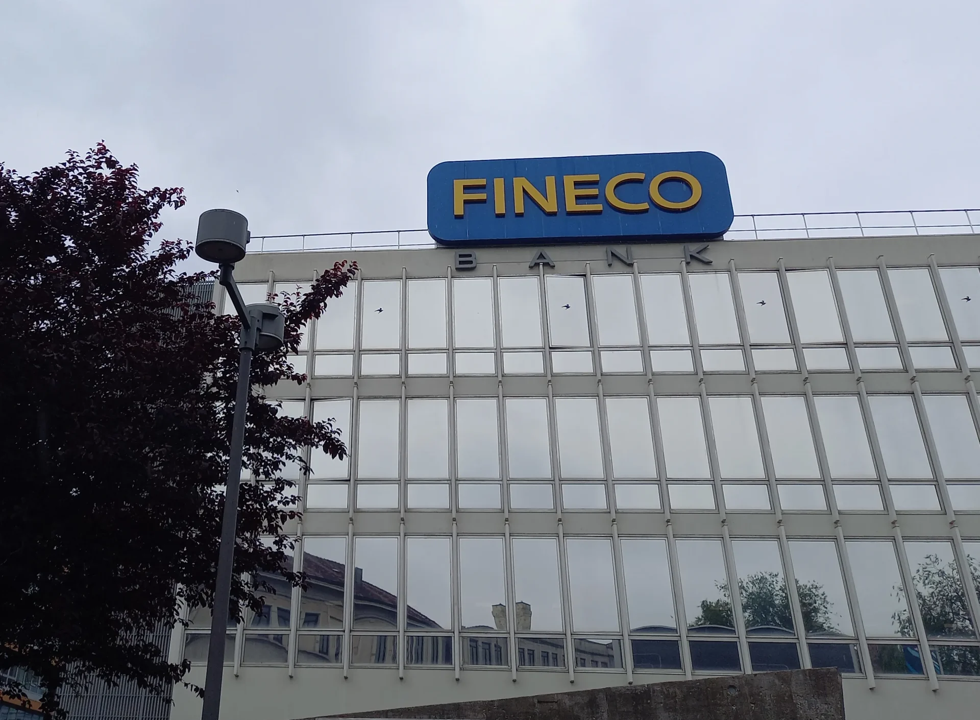 La vetrata del palazzo della sede di Fineco a Milano. In cima il logo della società