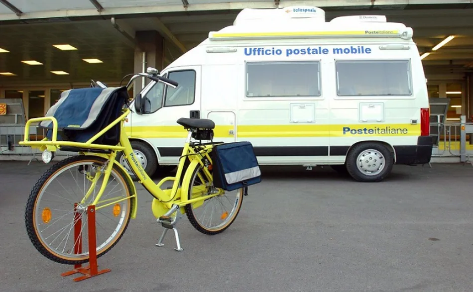 Bicicletta e ufficio postale mobile di Poste Italiane, simbolo di logistica sostenibile, servizi postali su strada e mobilità per le consegne
