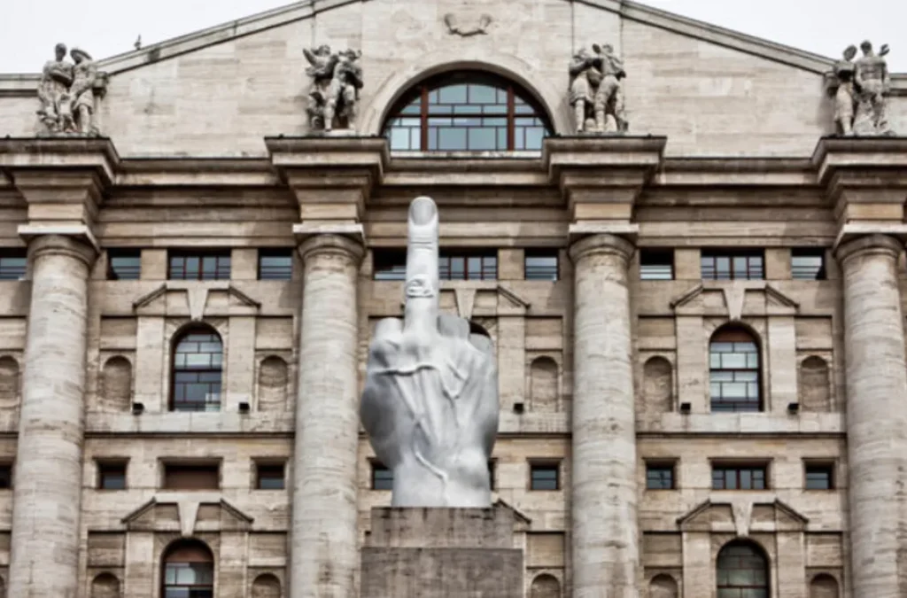 La sede di Borsa Italiana, a Palazzo Mezzanotte. Davanti al palazzo la statua di Cattelan
