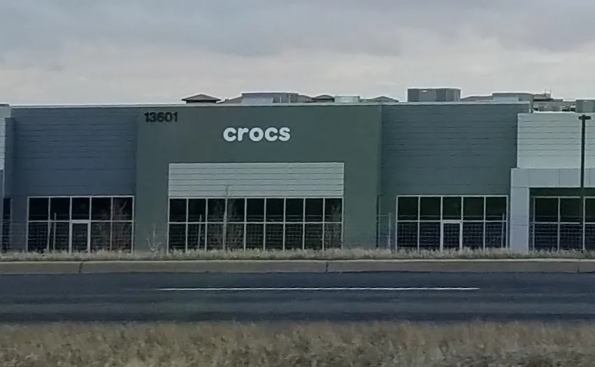 Il quartier generale di Crocs a Broomflied. una costruzione bassa e grigia