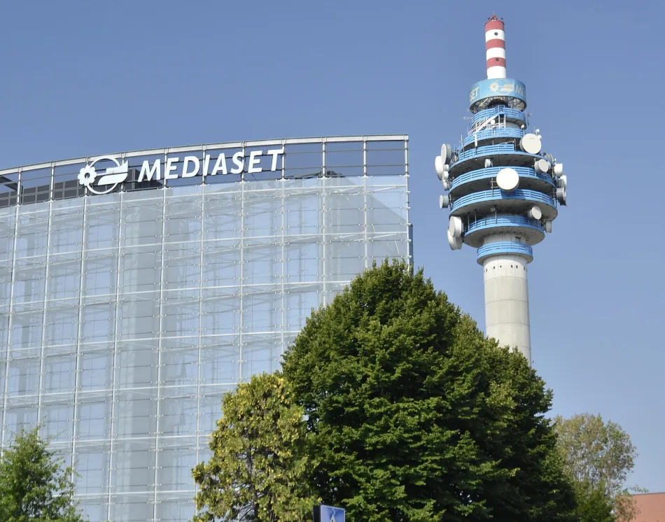 a sede principale di Mediaset a Cologno Monzese, con l’iconica torre delle telecomunicazioni sullo sfondo, simbolo della storica emittente televisiva italiana.