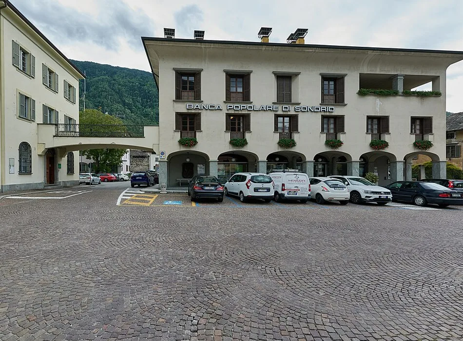 La sede della Banca Popolare di Sondrio a Tirano