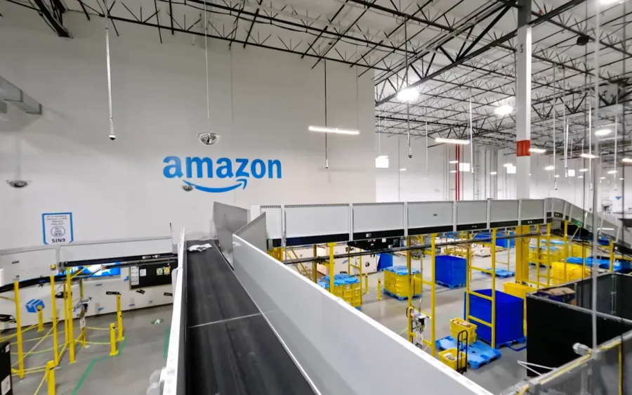 Un magazzino di Amazon. Un nastro trasportatore muove i pacchi all'interno dello stabilimento