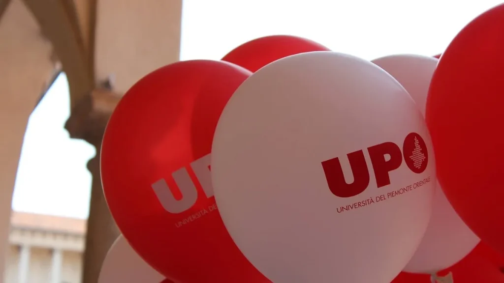 Palloncini dell'UPO fuori dalla sede centrale dell'Università del Piemonte Orientale