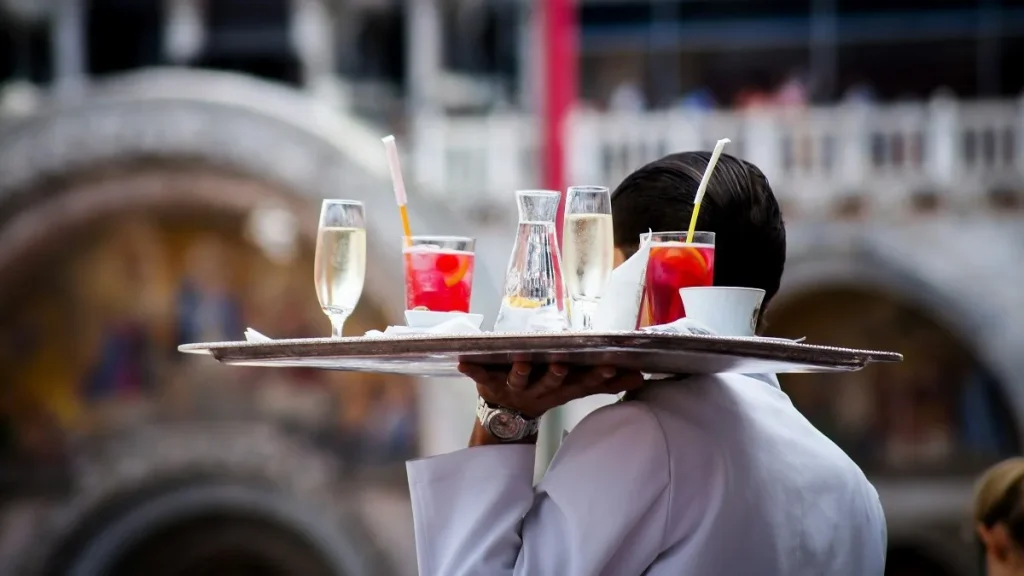 Un cameriere serve delle bevande