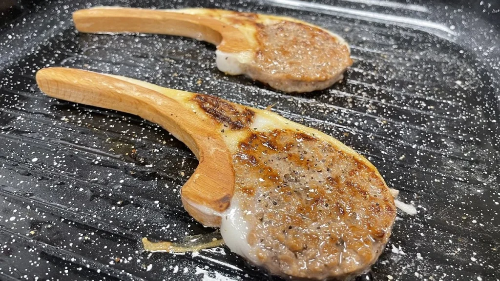 Le costolette di carne di agnello stampata a iniezione