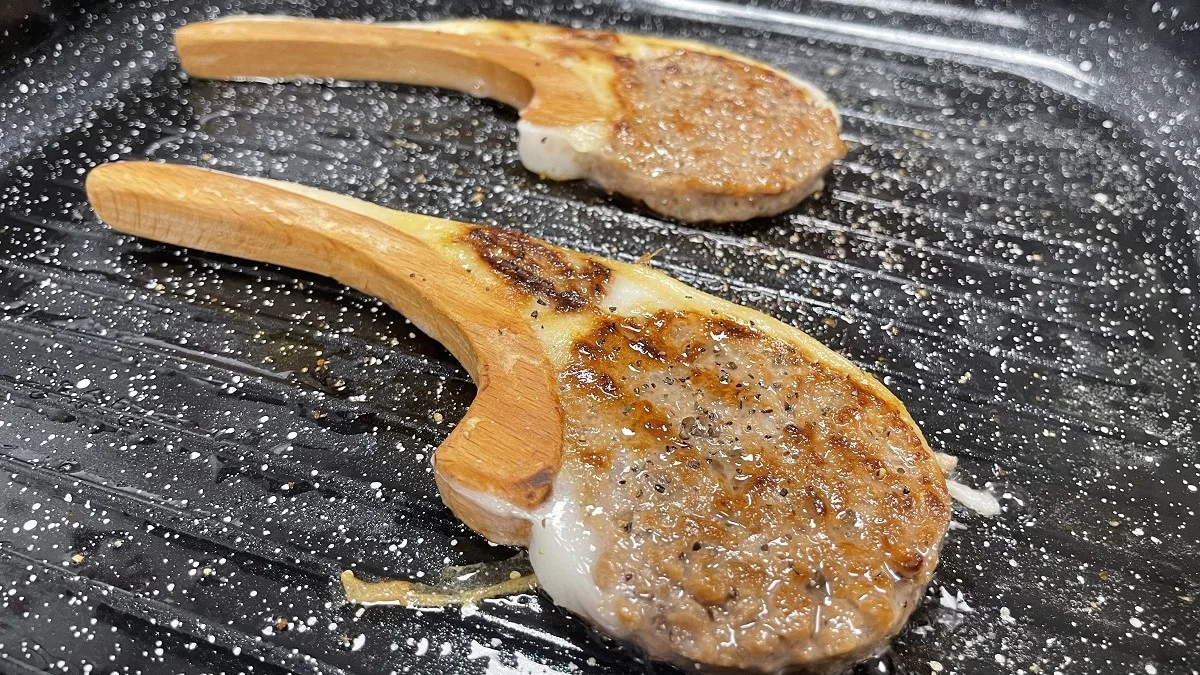 Le costolette di carne di agnello stampata a iniezione