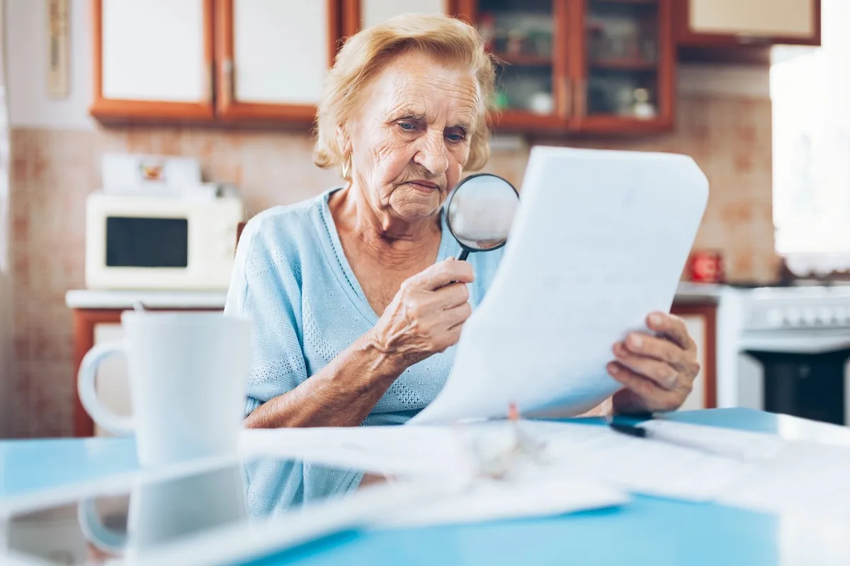 pensionata che controlla modello red 2025