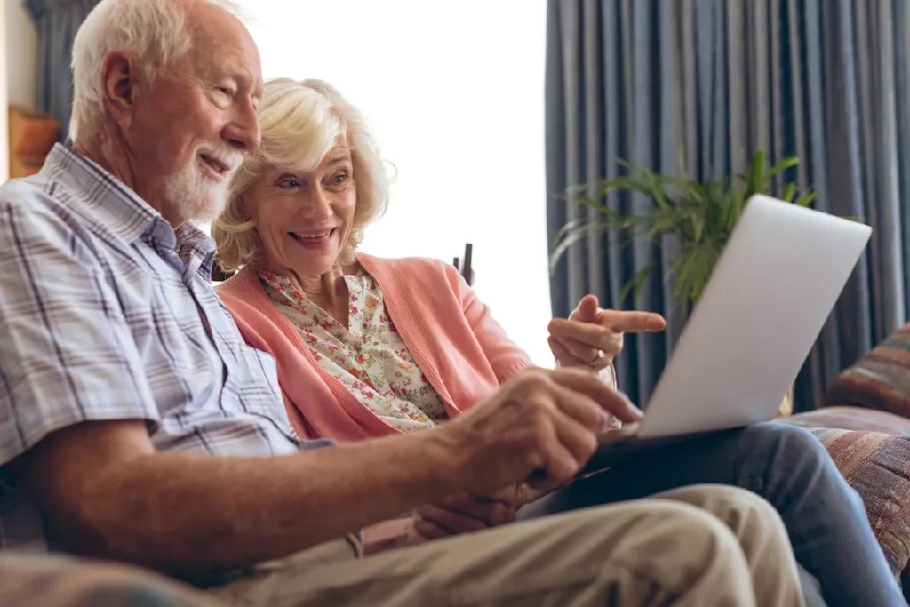 uomo e donna che compilano online domanda pensione anticipata 2025