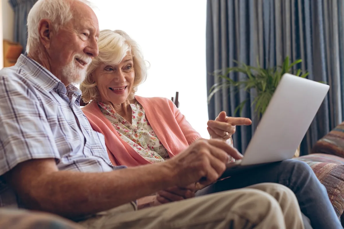 uomo e donna che compilano online domanda pensione anticipata 2025