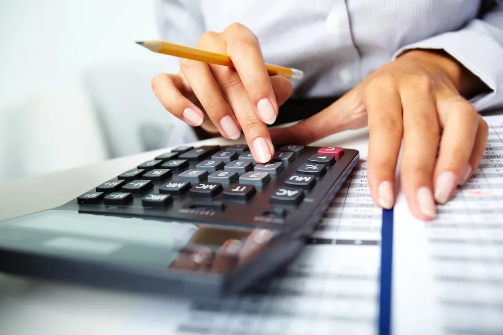 mani su calcolatrice per il calcolo del ravvedimento operoso