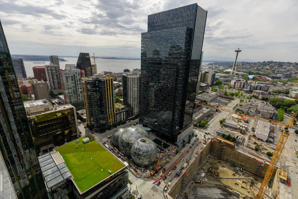 Panorama urbano di Seattle con i grattacieli di Amazon, le biosfere iconiche e il famoso Space Needle sullo sfondo.