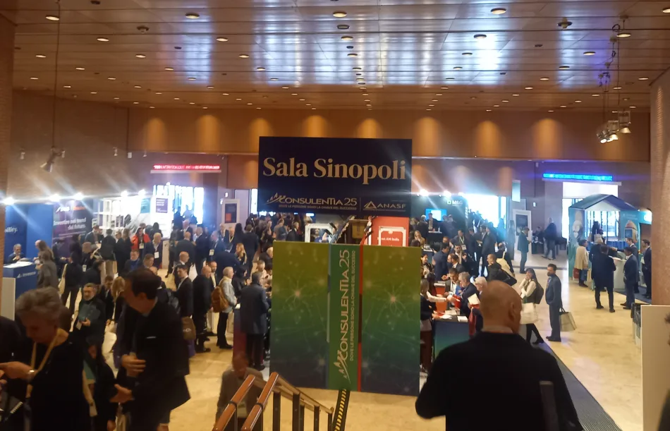 Evento Consulentia 2025 presso la Sala Sinopoli, con un grande afflusso di partecipanti e stand espositivi dedicati alla consulenza finanziaria.