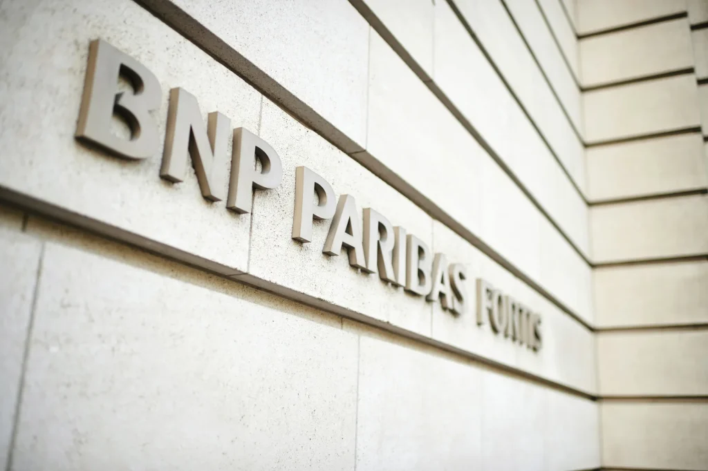Insegna BNP Paribas Fortis su una parete di un edificio moderno.
