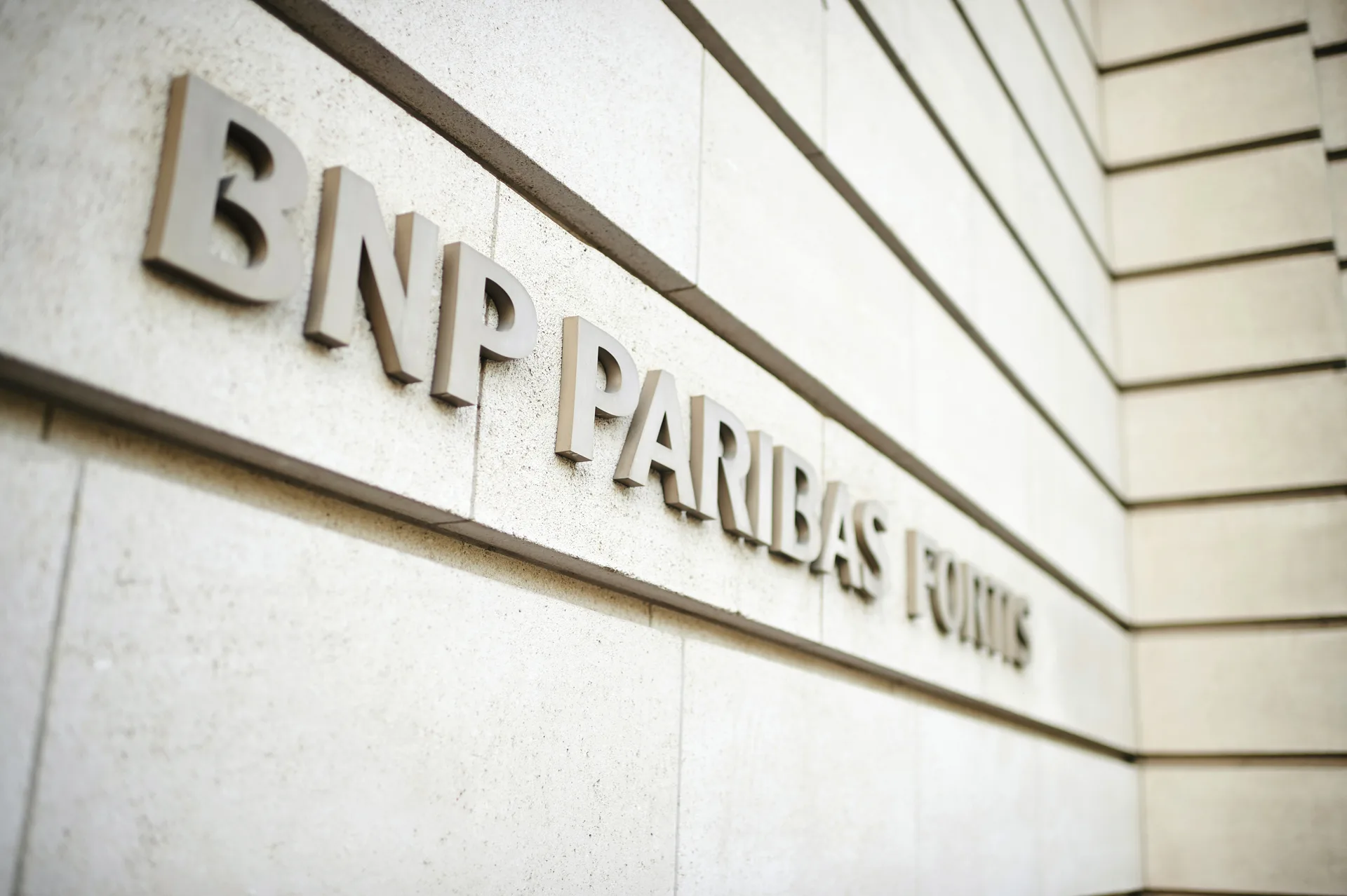 Insegna BNP Paribas Fortis su una parete di un edificio moderno.