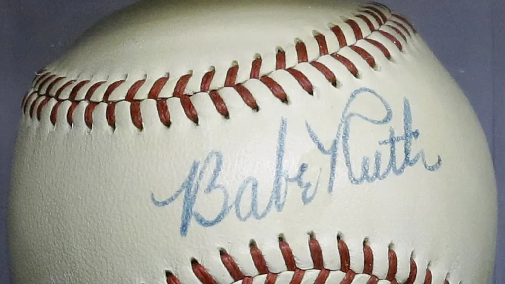 Una pallina da baseball autografata da Babe Ruth nel 1927