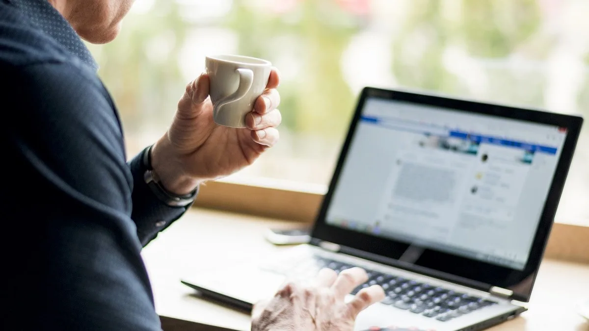 Una persona al computer è su Facebook