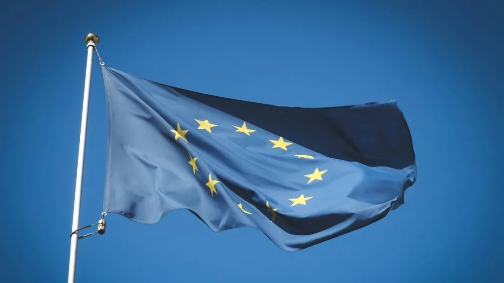 La bandiera dell'Unione europea che sventola